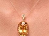 une image montrant un gros plan du cou d'une femme portant un collier