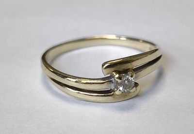 Petite bague or (9 carats) ornée d'un petit diamant (PB : 1,…