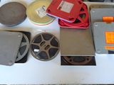 de nombreuses bobines de film de différents types posées sur une table