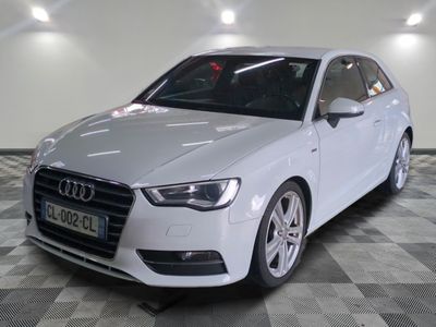 une image d'une voiture audi blanche dans une salle d'exposition
