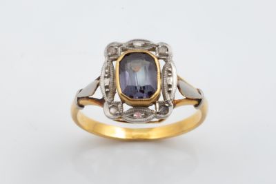 Gros plan sur une bague contenant une pierre bleue