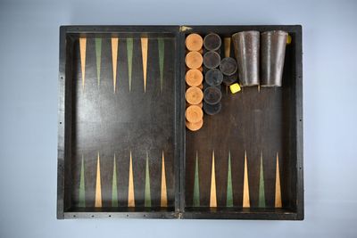 un plateau de backgammon contenant de nombreuses pions