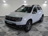 une photo d'une dacia blanche garée sur un sol en damier
