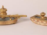une paire de bougeoirs anciens en laiton et une boîte sur fond blanc
