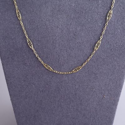 un collier à chaîne en or sur un mannequin mannequin mannequin mannequin mannequin mannequin mannequin mannequin mannequin mannequin