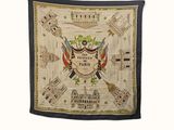un gros plan sur une écharpe noire et blanche ornée d'un blason