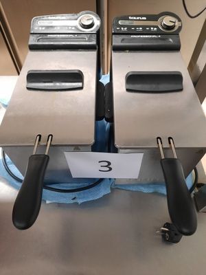 deux friteuses posées sur une table