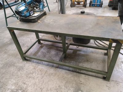 une table sur laquelle est posée une machine