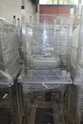 une pièce où il y a beaucoup de cartons par terre