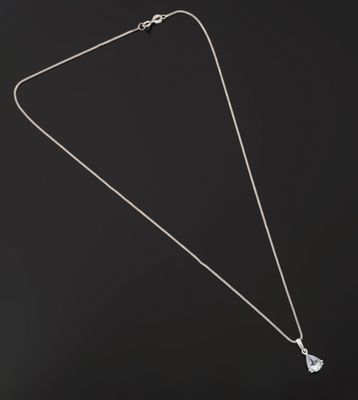un collier en argent avec un pendentif en forme de larme au bout d'une chaîne