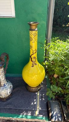 deux vases posés sur un tapis bleu devant un mur vert