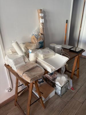 une table avec beaucoup d'objets dans une pièce