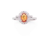 une bague en or blanc 18 carats sertie d'un saphir orange et de diamants