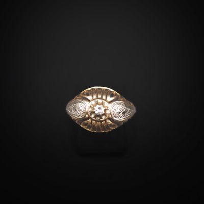 une image représentant une bague en or sur fond noir