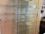 une vitrine en verre dans le coin d'une pièce