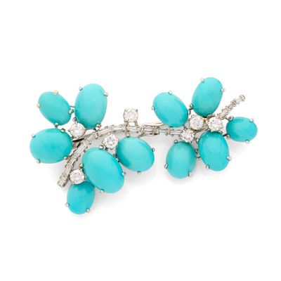 un gros plan sur une paire de boucles d'oreilles en turquoise et diamants