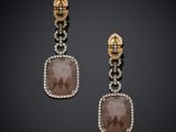 une paire de boucles d'oreilles en diamant et or