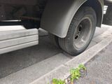 un gros plan sur un pneu crevé d'un camion