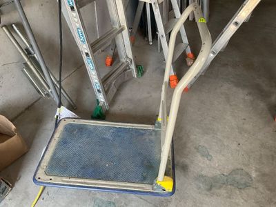 une photo représentant une échelle et un escabeau dans un garage
