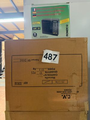 une boîte en carton avec une étiquette de prix