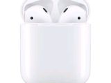 des AirPods d'Apple avec un boîtier blanc sur fond blanc
