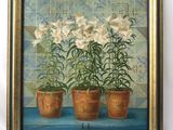 une peinture à l'huile représentant trois fleurs blanches en pot posées sur une table bleue