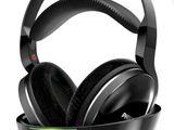 un gros plan sur un casque audio posé sur un support