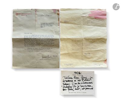 deux feuilles de papier et une feuille de papier sur laquelle il y a quelque chose d'écrit