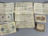quelques vieux morceaux de papier portant des timbres et des cachets