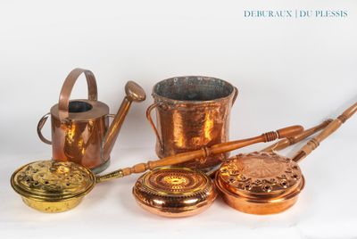 un grand nombre d'objets différents posés sur une table