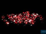 un tas de cristaux rouges sur fond noir