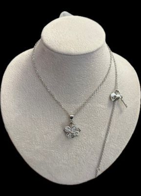 un gros plan d'un collier porté par un mannequin avec un oiseau