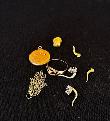 un petit assortiment de bijoux en or sur un fond noir