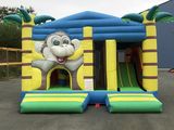 structure gonflable en forme de singe avec toboggan et toboggan