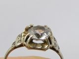 Gros plan sur une bague contenant une pierre
