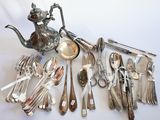 beaucoup de cuillères et de couverts en argent sur la table