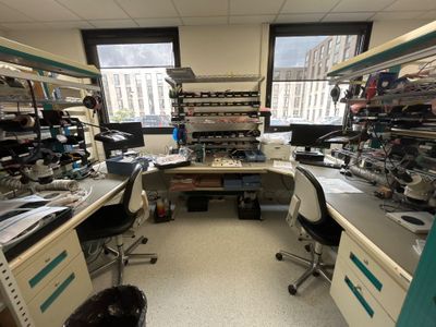 une photo d'un laboratoire rempli de matériel