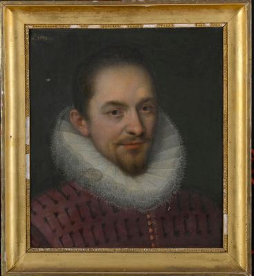 portrait d'un homme vêtu d'une robe rouge à col blanc à volants