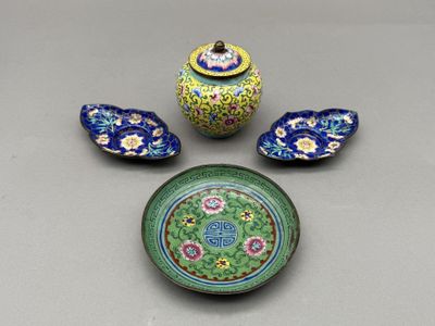 quatre pièces de vaisselle chinoise de style « cloiseware », dont un bol, une soucoupe et une cuillère
