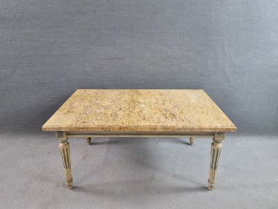 Table basse en bois sculpté cérusé blanc et vert de style Lo…