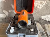 un appareil photo orange et noir dans un étui posé sur une table