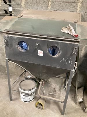 une photo d'une table en métal sur laquelle se trouve un seau de peinture