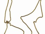 gros plan d'un collier avec une chaîne en or sur fond blanc