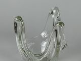 un vase en verre en forme d'oiseau