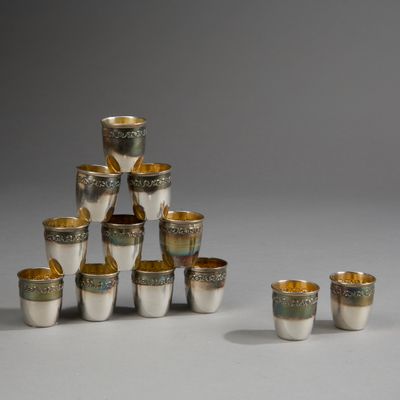 Plusieurs coupes en argent bordées d'or sont disposées en pyramide
