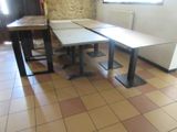 deux tables et un banc dans une pièce au sol carrelé
