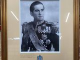 une vieille photo d'un homme en uniforme militaire, dans un cadre doré