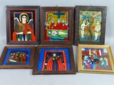 Quatre tableaux représentant une scène religieuse sont exposés sur une table