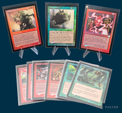 de nombreuses cartes exposées sur la table