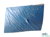 une feuille bleue percée d'un trou sur fond blanc